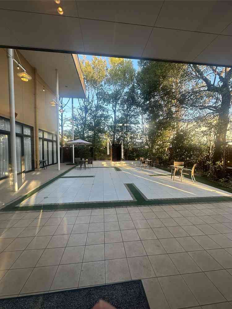 中庭は、そんなに広くはないですが、木々に囲まれ、シンプルな雰囲気で色々な催しができそうでした。