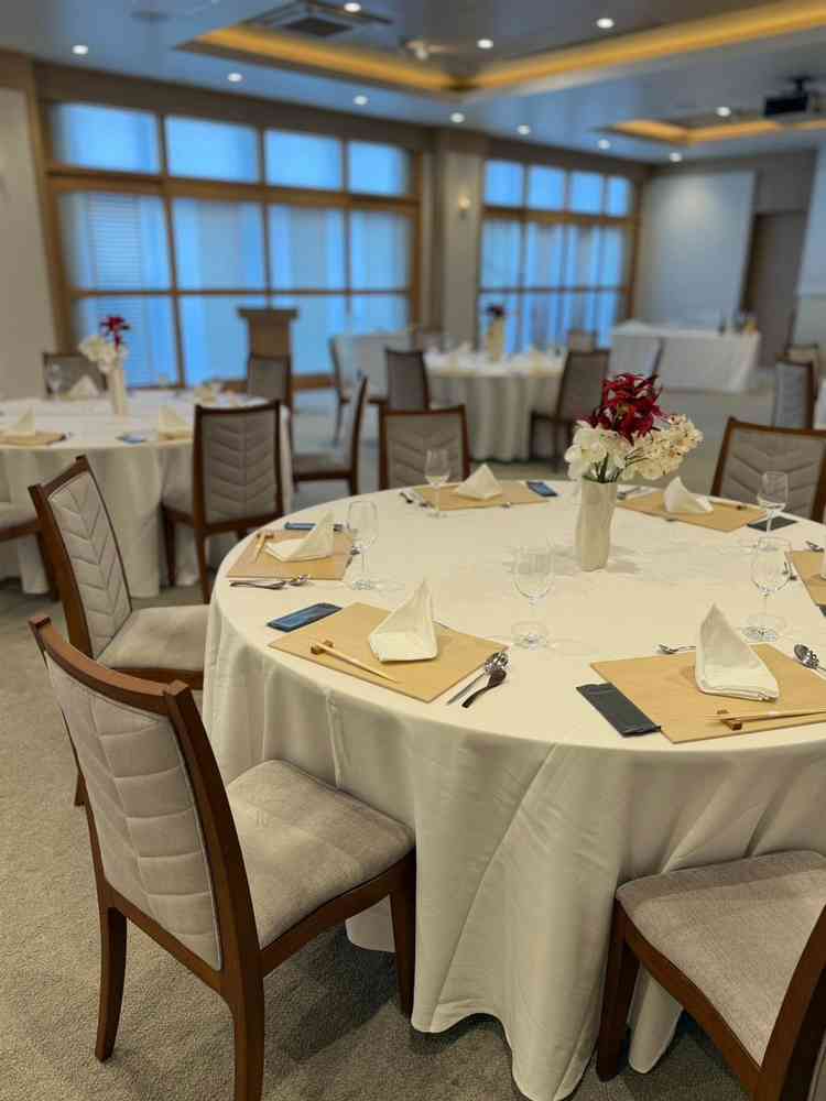 広い披露宴会場。少人数の場合は仕切りを使用して臨機応変に対応してくださるそうです。