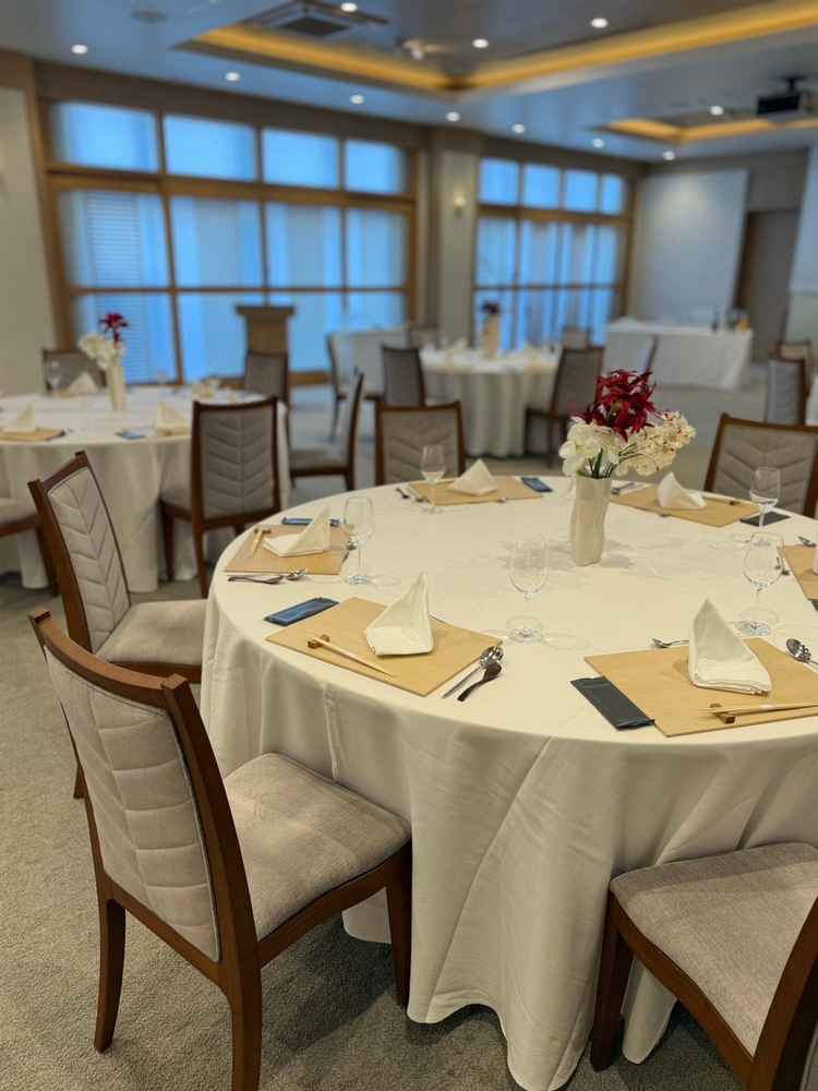 広い披露宴会場。少人数の場合は仕切りを使用して臨機応変に対応してくださるそうです。