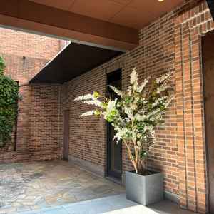 挙式会場までの通路及び扉です。欧米風ということでお洒落な感じを受けました。