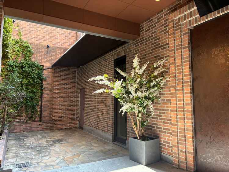 挙式会場までの通路及び扉です。欧米風ということでお洒落な感じを受けました。