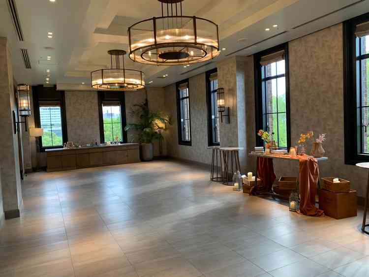 挙式後にゲストと歓談可能なスペースはこの式場ならでは