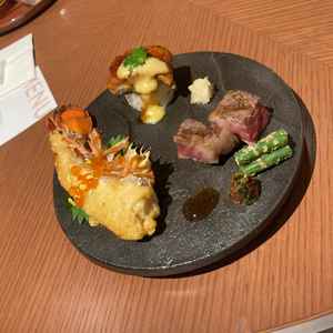 試食会では、和テイストの食事を楽しみました。箸でコース料理を食べれる点が幅広い年齢層のゲスでも安心。