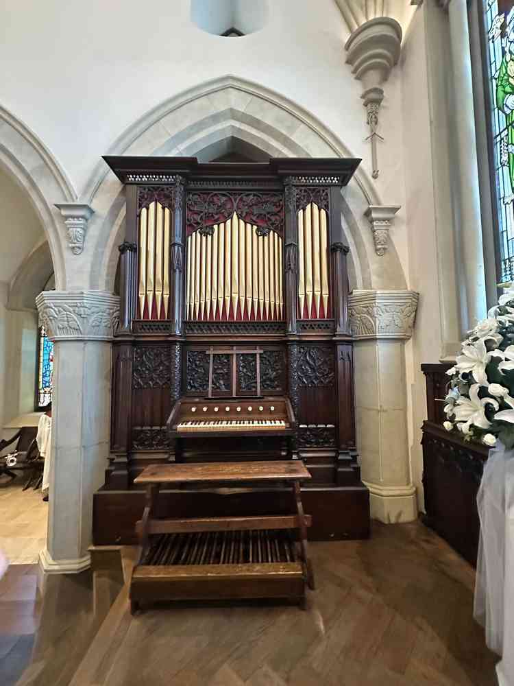 チャペル内のパイプオルガンは本物で現役。本物へのこだわりの強さが感じられた。