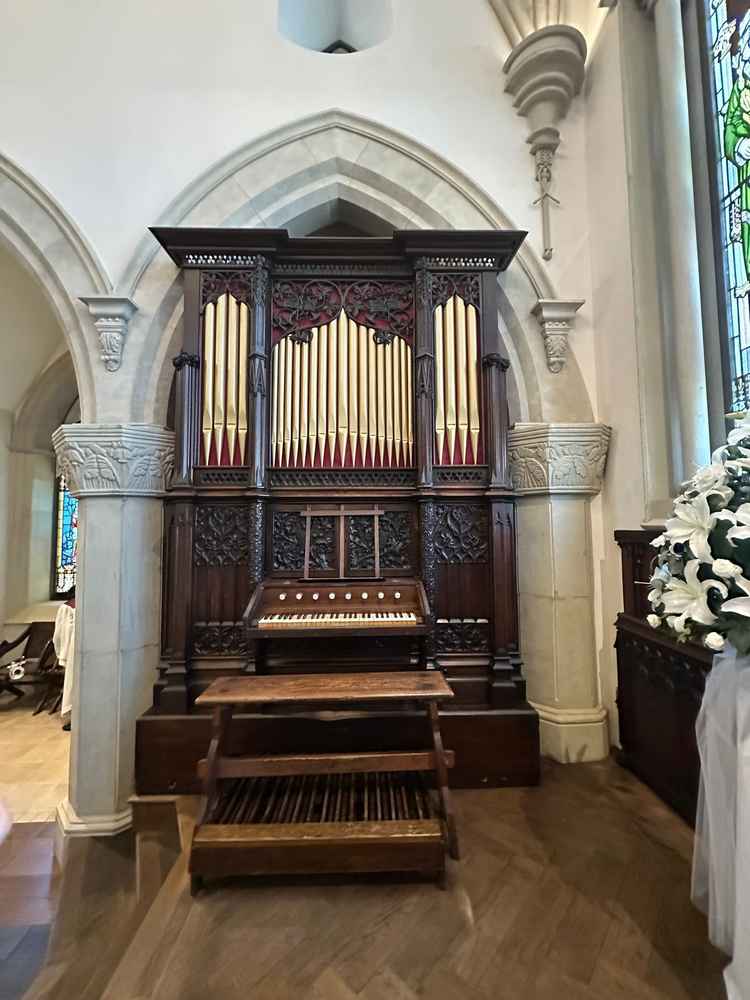 チャペル内のパイプオルガンは本物で現役。本物へのこだわりの強さが感じられた。