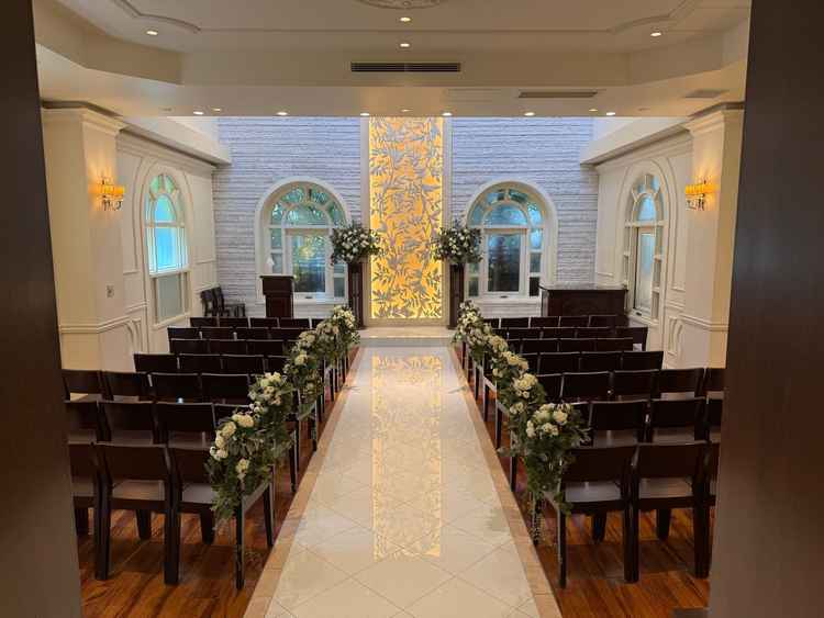 チャペルです。お二人とゲストの方々が非常に近いのが特徴です。前までいくと吹き抜けになっています。