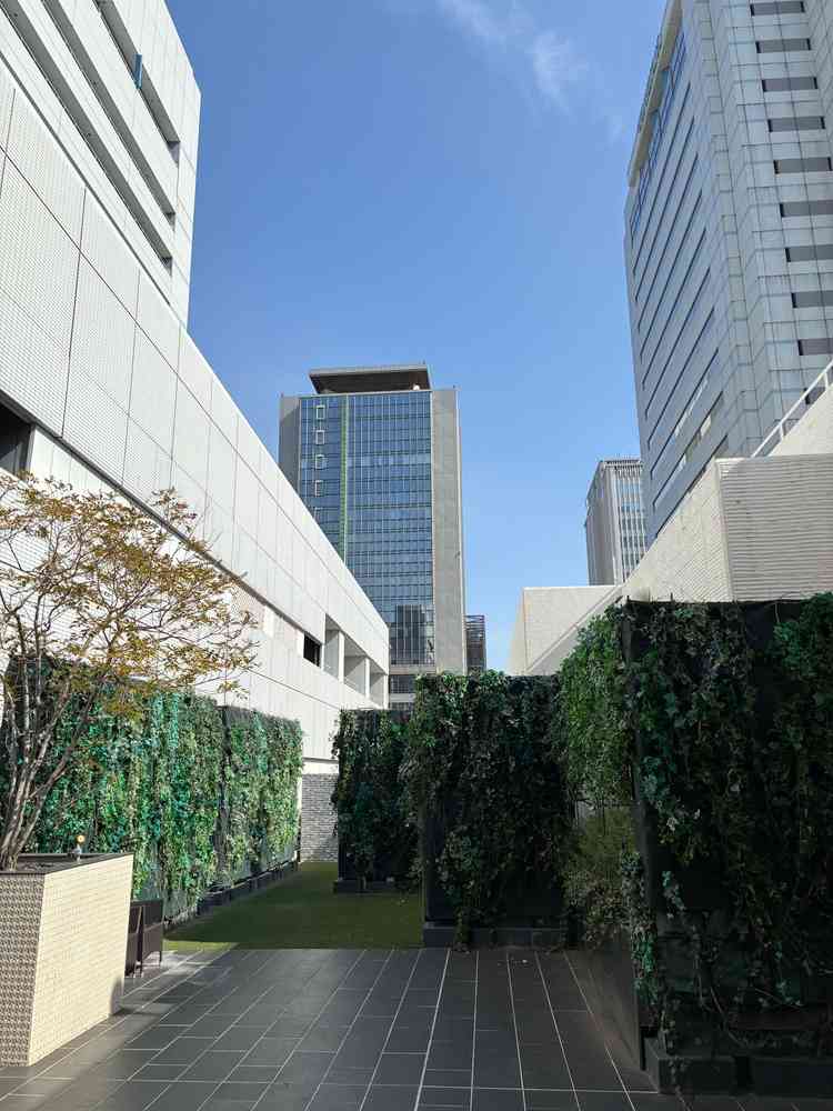 ホテル中庭。チャペル外にあるガーデンゾーンでバルーンや、フラワーシャワーができるとのこと