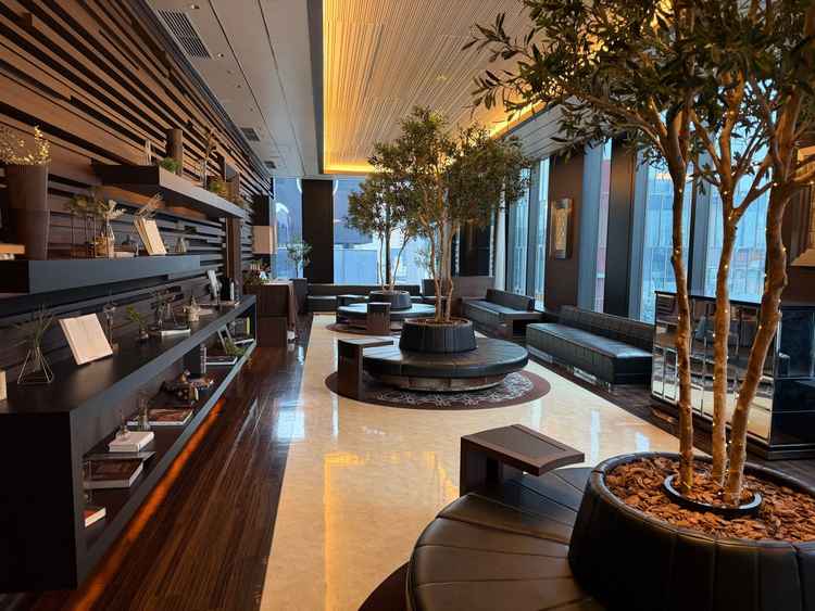 ゲストがくつろぐことができるラウンジになっており左側にある棚は備品だが好きなものを置くこともできる。