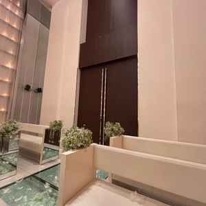 挙式場の椅子はクッション性があります。白基調の為、汚れが目立つかな？と思いましたがピカピカでした。