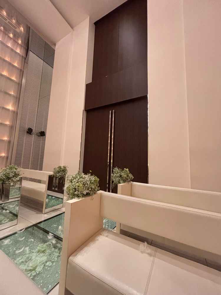 挙式場の椅子はクッション性があります。白基調の為、汚れが目立つかな？と思いましたがピカピカでした。