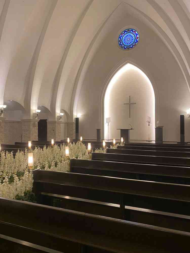 チャペルは天井が高く、席同士もゆったりとしていて開放感がありました。