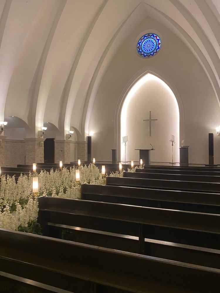 チャペルは天井が高く、席同士もゆったりとしていて開放感がありました。