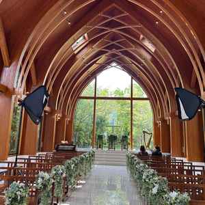 写真で見ていたチャペルは実際見ると木の温もりと緑を感じ、圧倒されました。