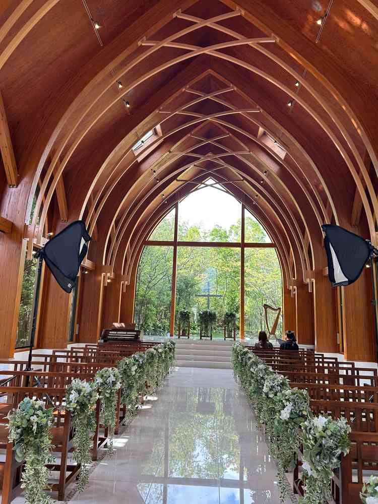 写真で見ていたチャペルは実際見ると木の温もりと緑を感じ、圧倒されました。