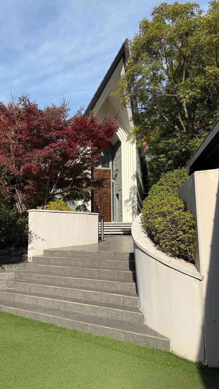 特徴的な形のチャペルで外観も特徴的だった。その後広がる庭までの道もフラワーシャワーのイメージができた