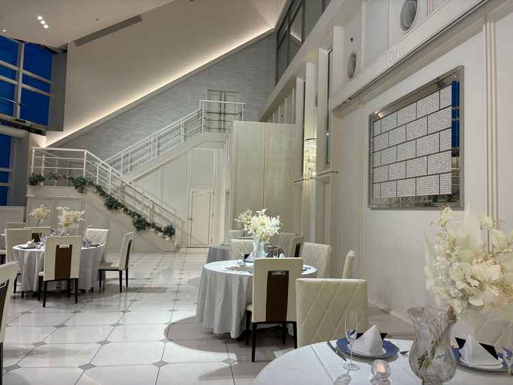 披露宴会場に階段があり、こちらからの再入場が可能です。