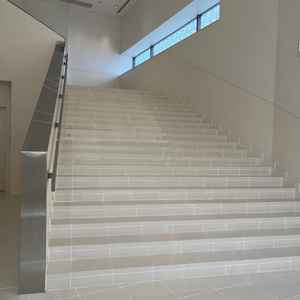 外の大階段のほか、雨天時などは室内にも同様の大階段を利用できる。