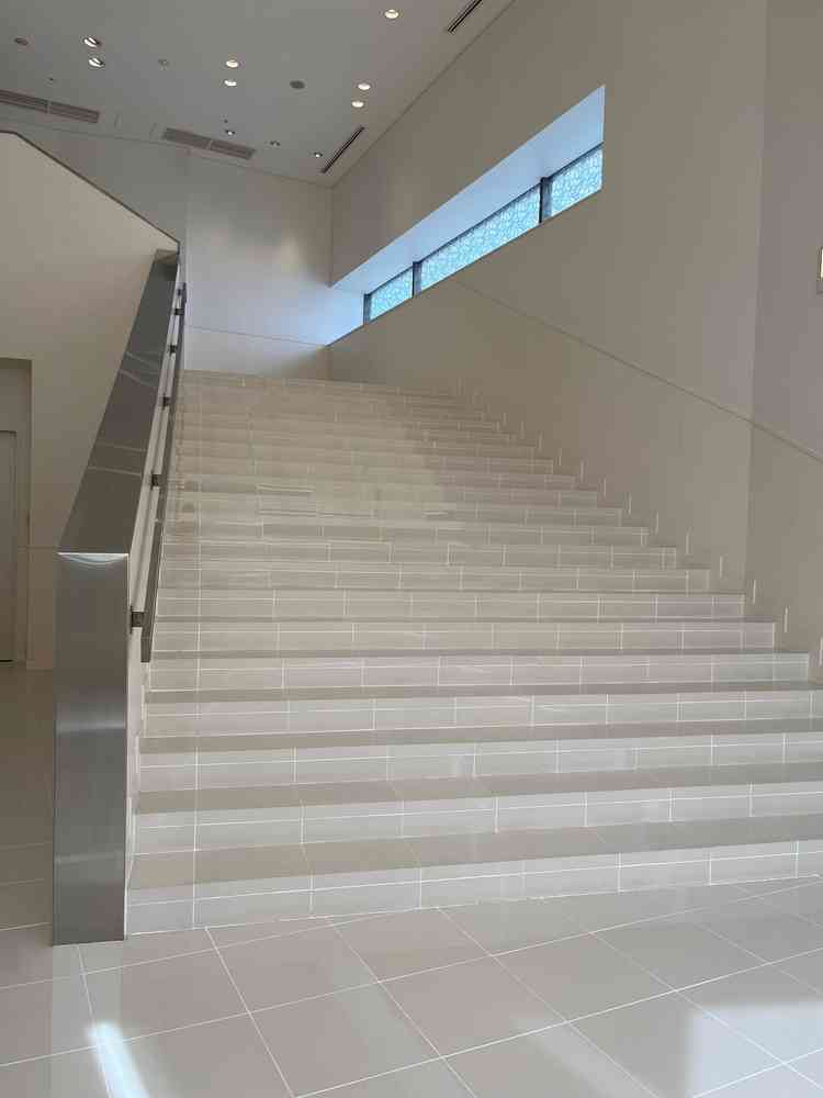 外の大階段のほか、雨天時などは室内にも同様の大階段を利用できる。