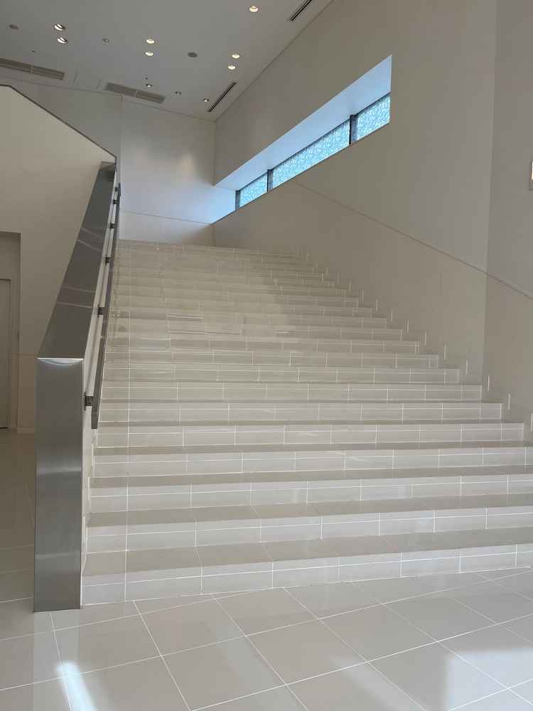 外の大階段のほか、雨天時などは室内にも同様の大階段を利用できる。