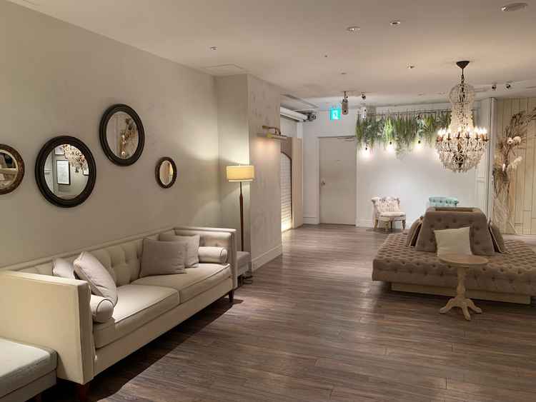 待合室です。親族は別の場所で待機でしたが友人はこの場所を貸切で待機できるとのことです。