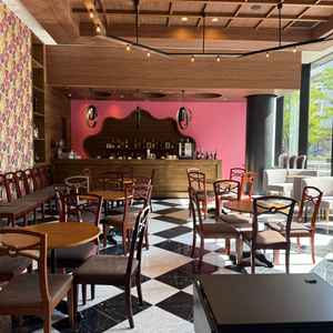 ロビー横のカフェスペース。全体的に受付が広く、人数の多い場合でもゆったりできそうでした。