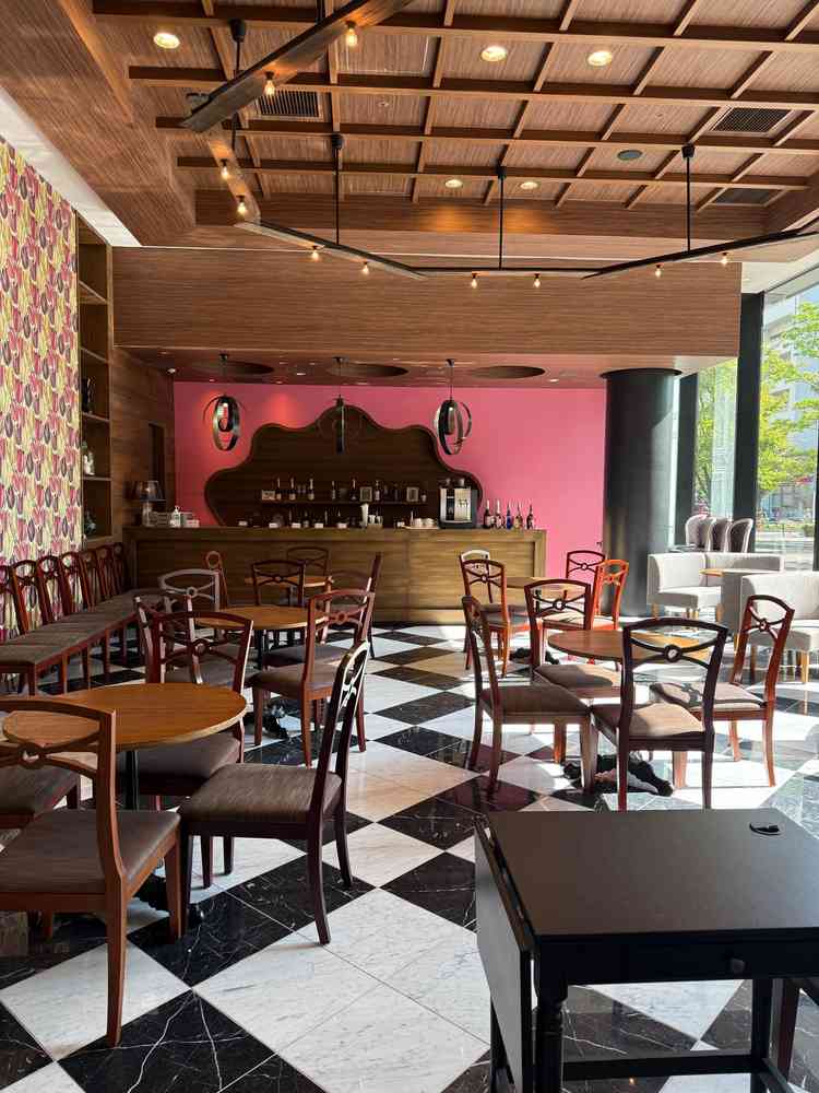 ロビー横のカフェスペース。全体的に受付が広く、人数の多い場合でもゆったりできそうでした。