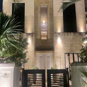 入口です。入口まで門があり両サイドにはテラスが設けられていました。