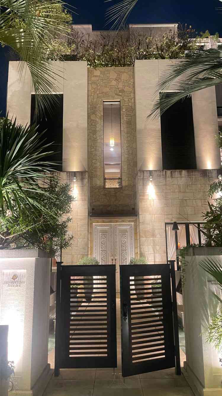 入口です。入口まで門があり両サイドにはテラスが設けられていました。