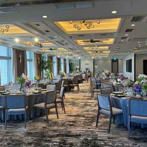 ２つある披露宴会場のうちの１つです。奥にカウンターキッチンがあります。