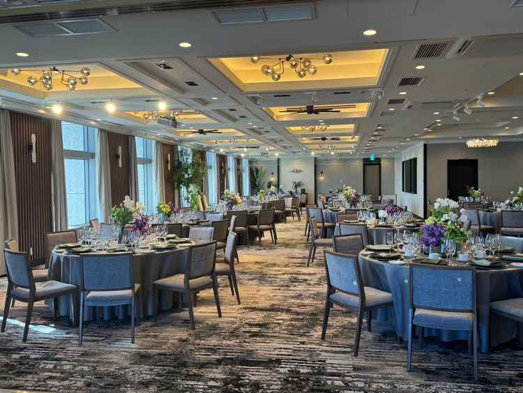 ２つある披露宴会場のうちの１つです。奥にカウンターキッチンがあります。