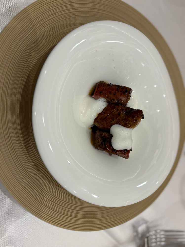 料理②牛肉ステーキに白と黒のトリュフソース。