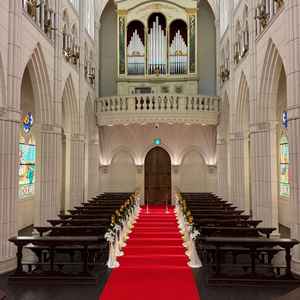 大聖堂のバージンロード。予め生花を用意してくれている。新郎新婦の成長を示した絵が素敵。