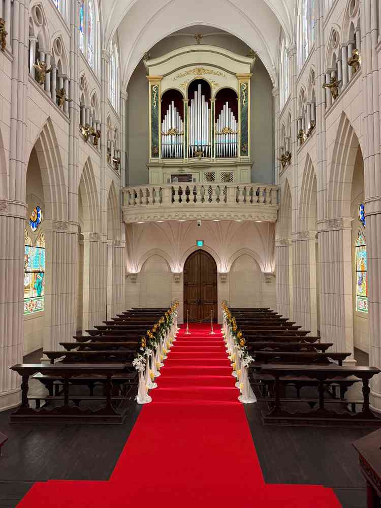 大聖堂のバージンロード。予め生花を用意してくれている。新郎新婦の成長を示した絵が素敵。