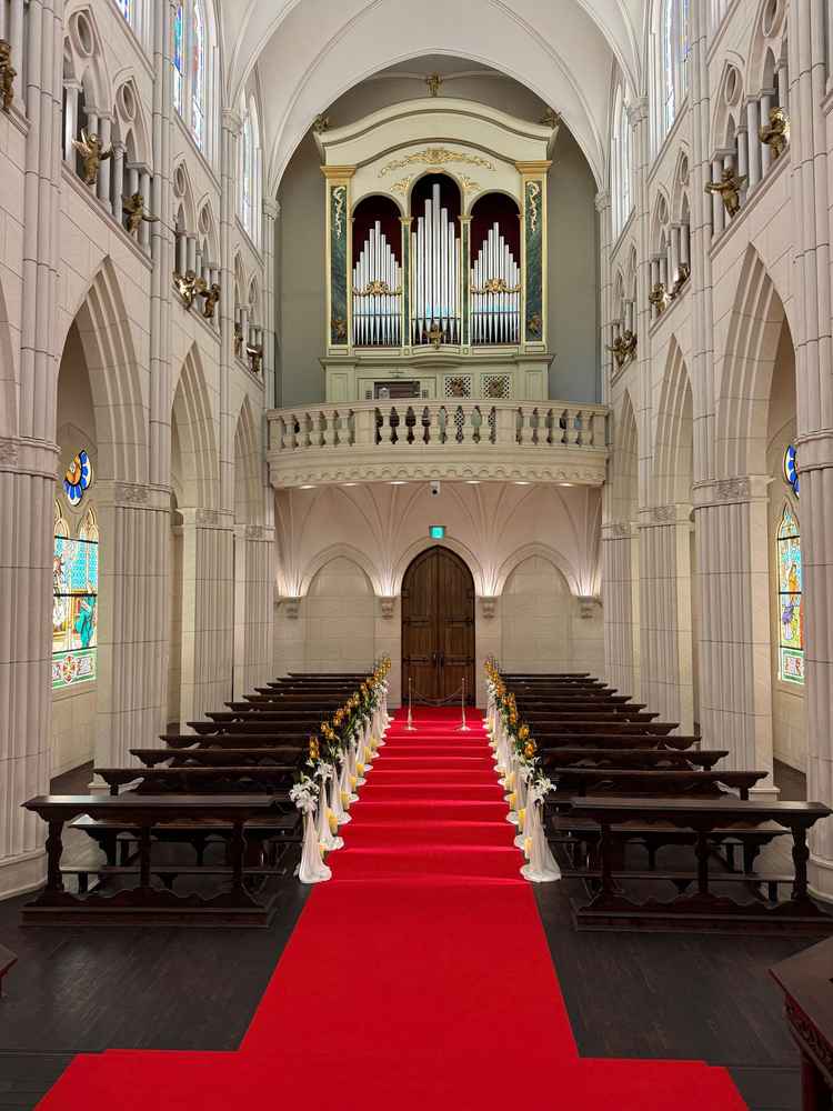 大聖堂のバージンロード。予め生花を用意してくれている。新郎新婦の成長を示した絵が素敵。