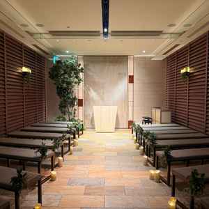 屋内のチャペル、小さめだがシンプルで素敵