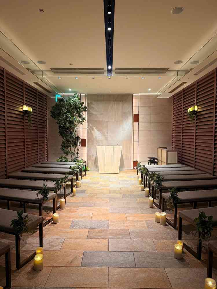 屋内のチャペル、小さめだがシンプルで素敵