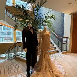 ドレスの展示（ホテル雰囲気）