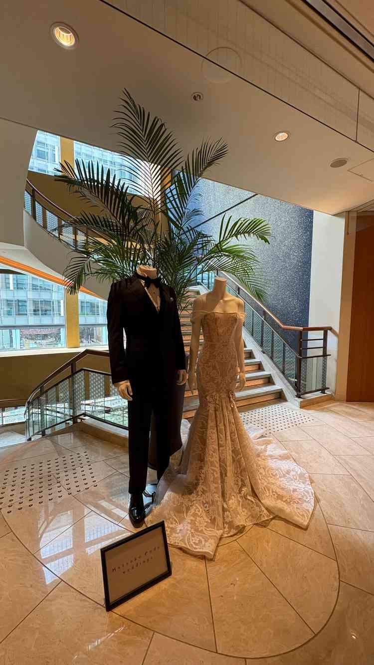 ドレスの展示（ホテル雰囲気）