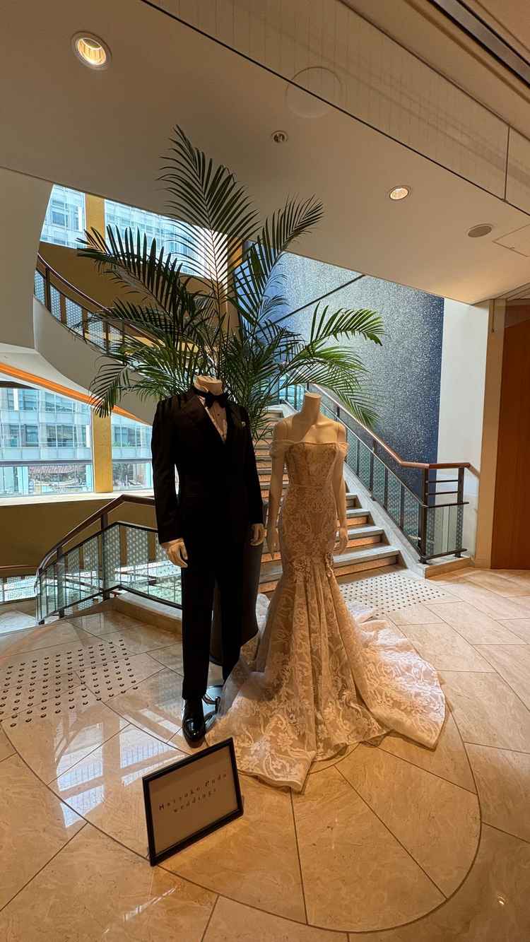 ドレスの展示（ホテル雰囲気）