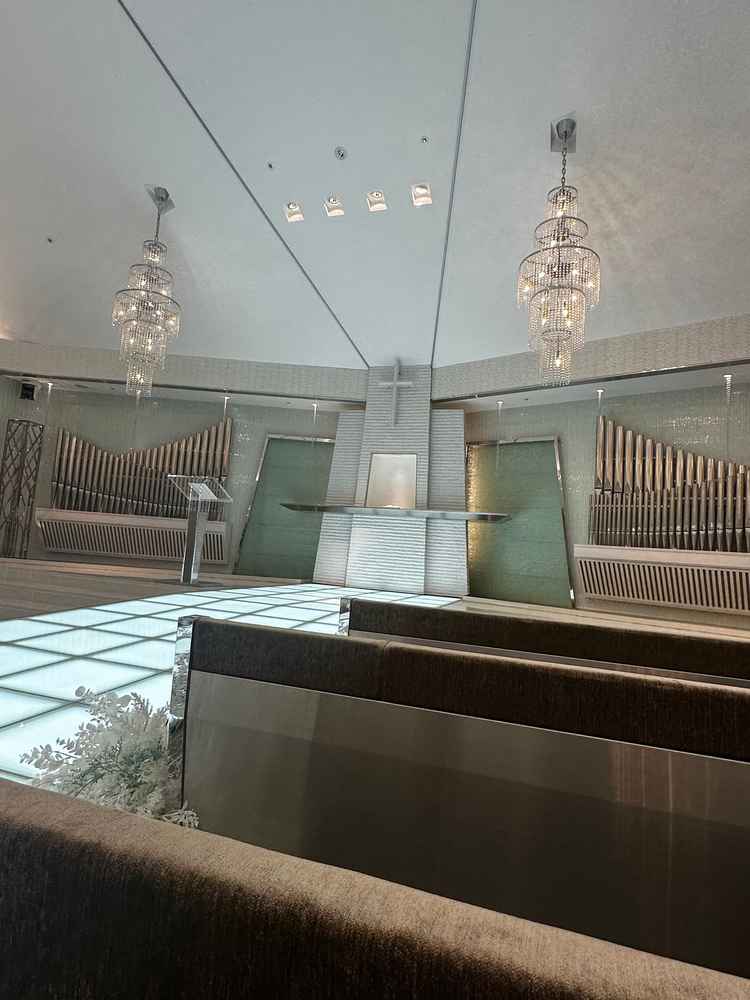 バージンロードがライトアップされた光のチャペルを見学しました。白を基調とした雰囲気で素敵でした。