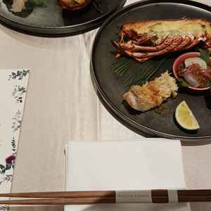 試食のプレート。海老料理が美味しかった。