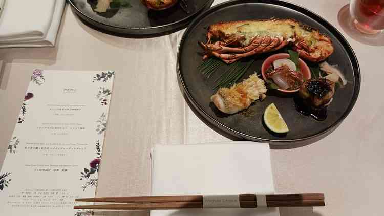 試食のプレート。海老料理が美味しかった。