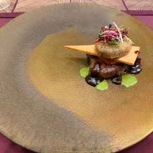 試食でお肉料理をいただきました。上に乗っている牛タンのコロッケが美味しかったです。