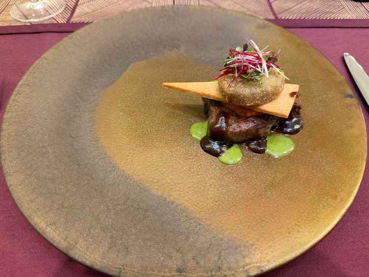 試食でお肉料理をいただきました。上に乗っている牛タンのコロッケが美味しかったです。