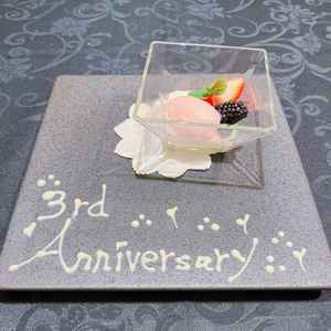 スタッフさんの心遣いが素敵でした。(試食のデザートにサプライズでメッセージを添えて下さました。)