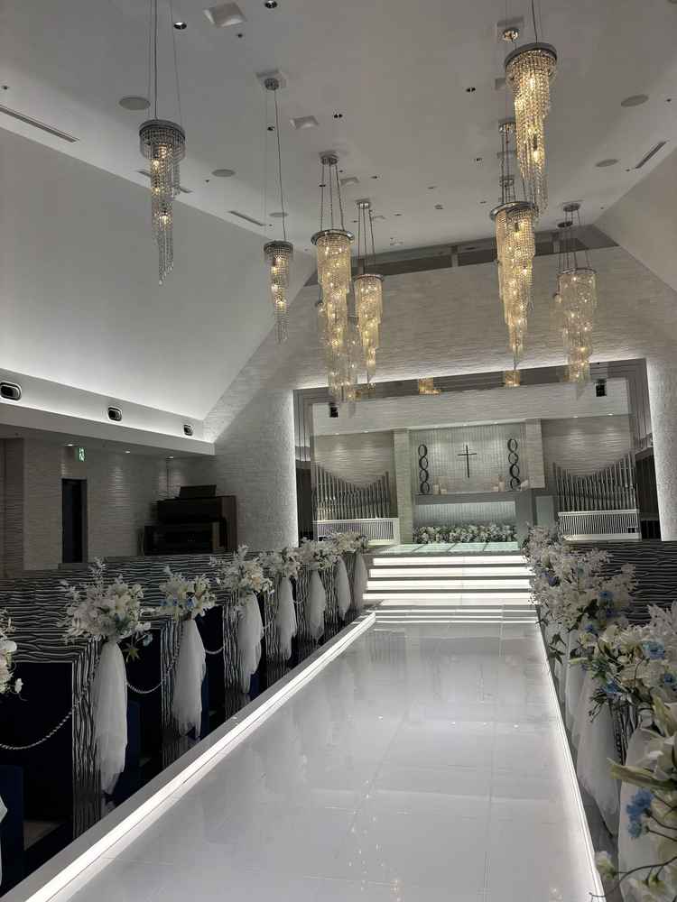 全体的に白で統一されています。天井も高めなので圧迫感がないチャペルでした。
