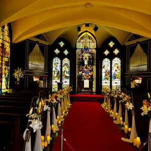 チャペルに入った瞬間、ステンドグラスの美しさに圧倒される。雰囲気が自分の理想とマッチしていて可愛い