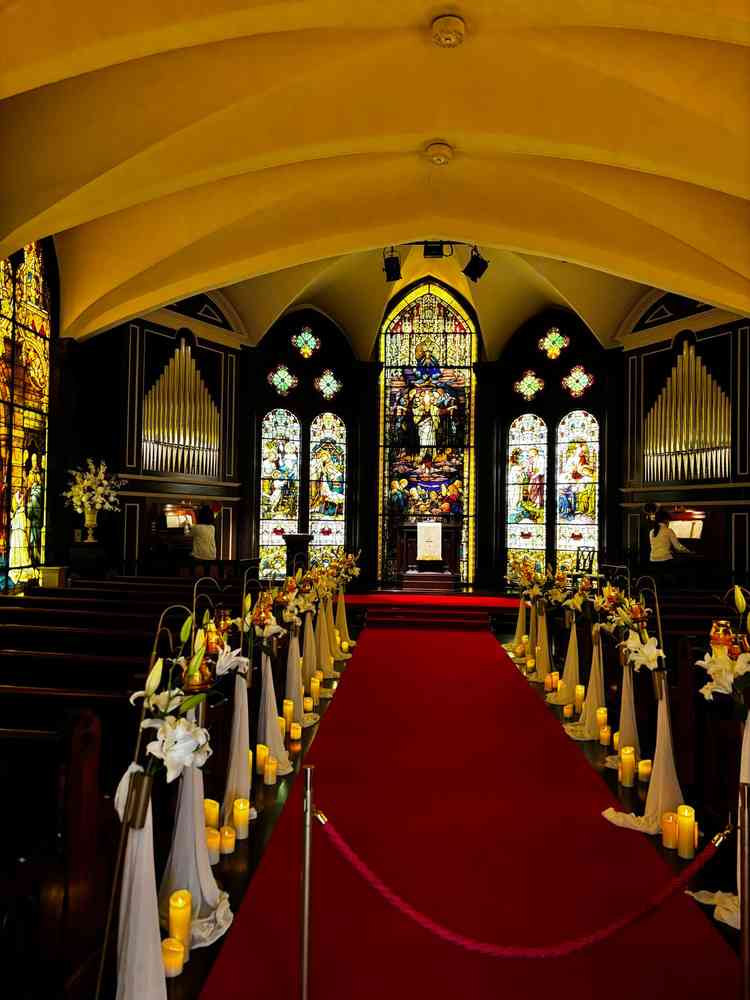 チャペルに入った瞬間、ステンドグラスの美しさに圧倒される。雰囲気が自分の理想とマッチしていて可愛い