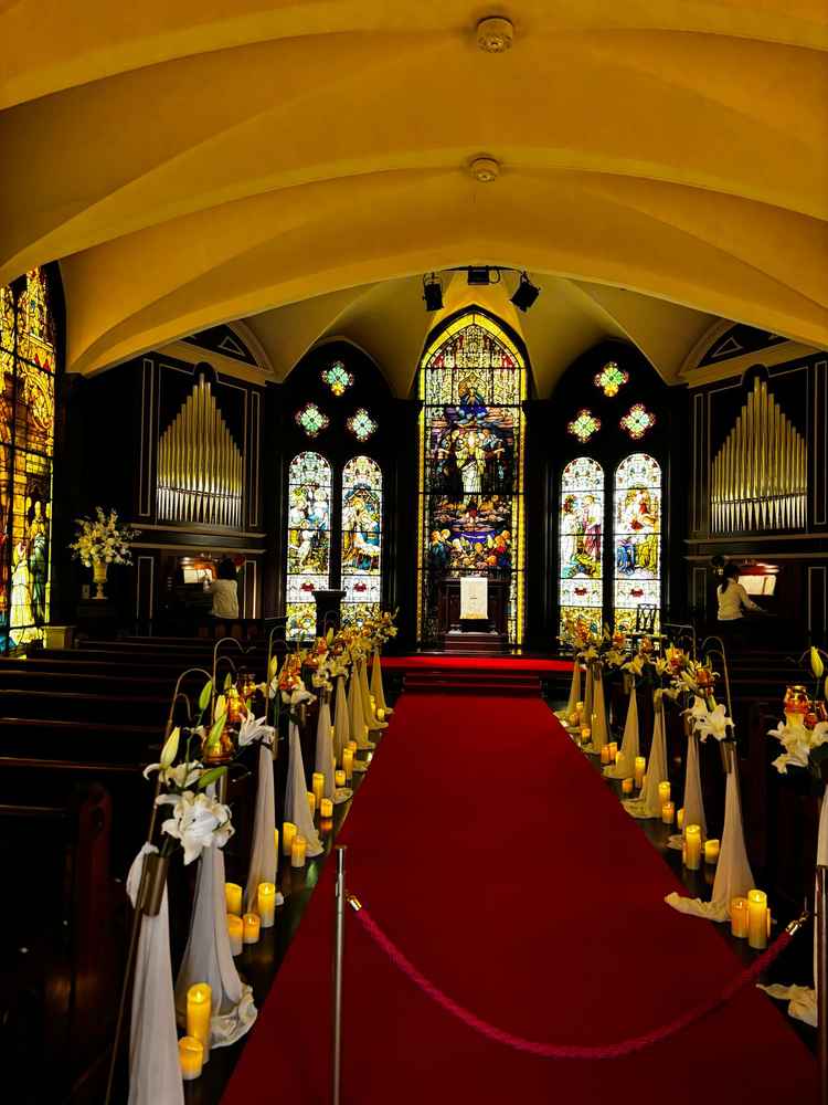 チャペルに入った瞬間、ステンドグラスの美しさに圧倒される。雰囲気が自分の理想とマッチしていて可愛い