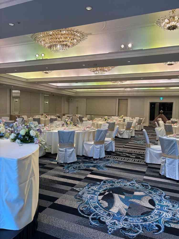 鳳凰の間。庭園が見える大きな窓が印象的。